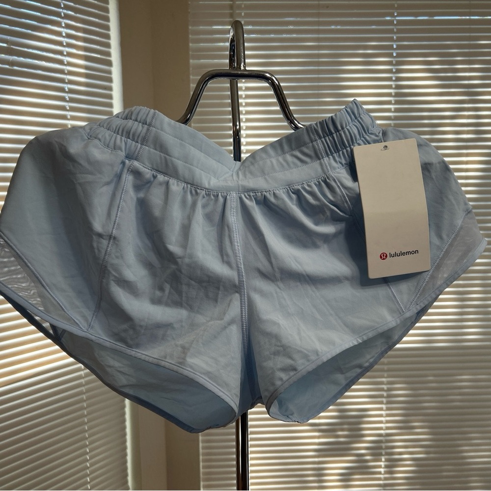 NWT Lululemon Women's Hotty Hot LR Short 2.5" Lined Sz 8  Baby Blue